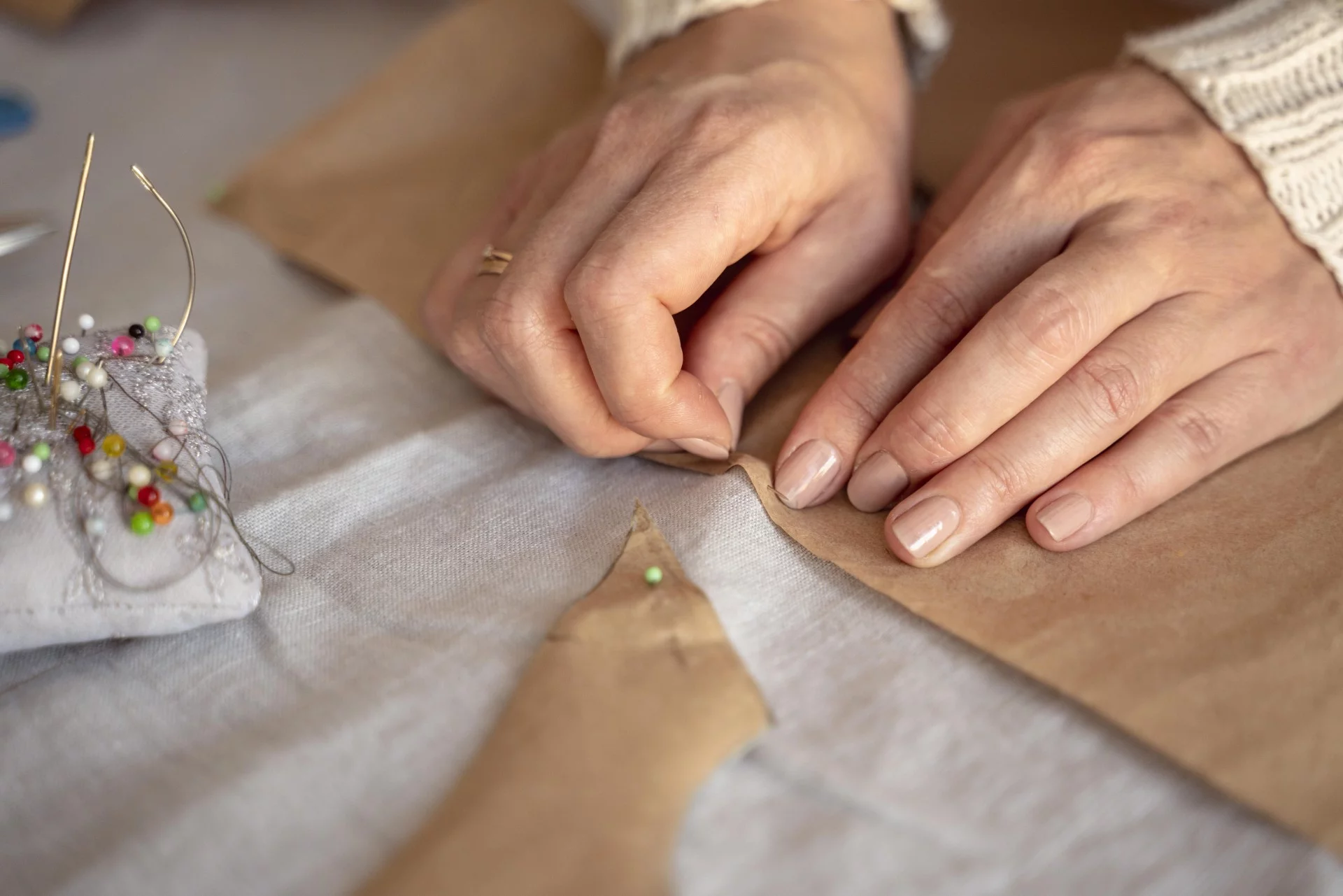 mains d'un couturière